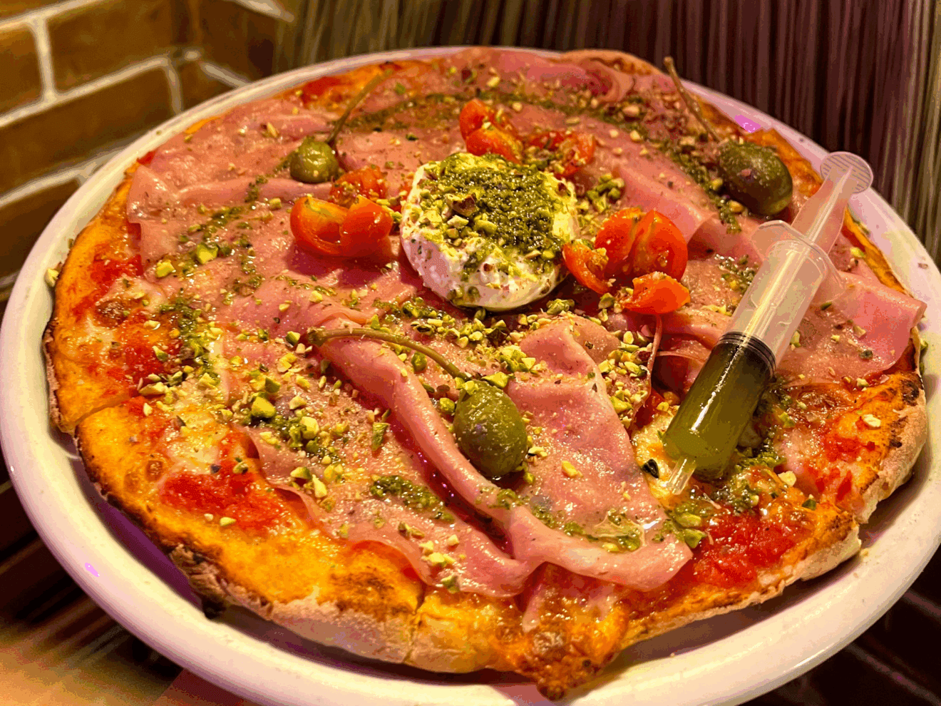 Pizza con mozarella y albahaca