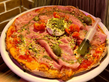 Pizza con mozarella y albahaca