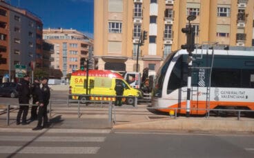 policia local de denia i l'ambulància al lloc del succés junt al tren