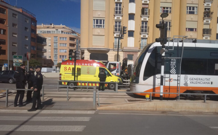 Policía Local de Dénia y la ambulancia en el lugar del suceso junto al tren