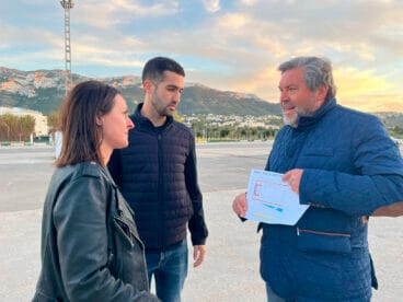rafa carrio valen alcala y maria jose garcia de compromis per denia en la explanada de torrecremada
