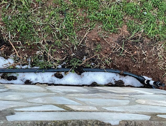 Las bajas temperaturas provocan una noche blanca en algunos puntos de Dénia 2 Imagen: Restos del granizo en un jardín de Dénia