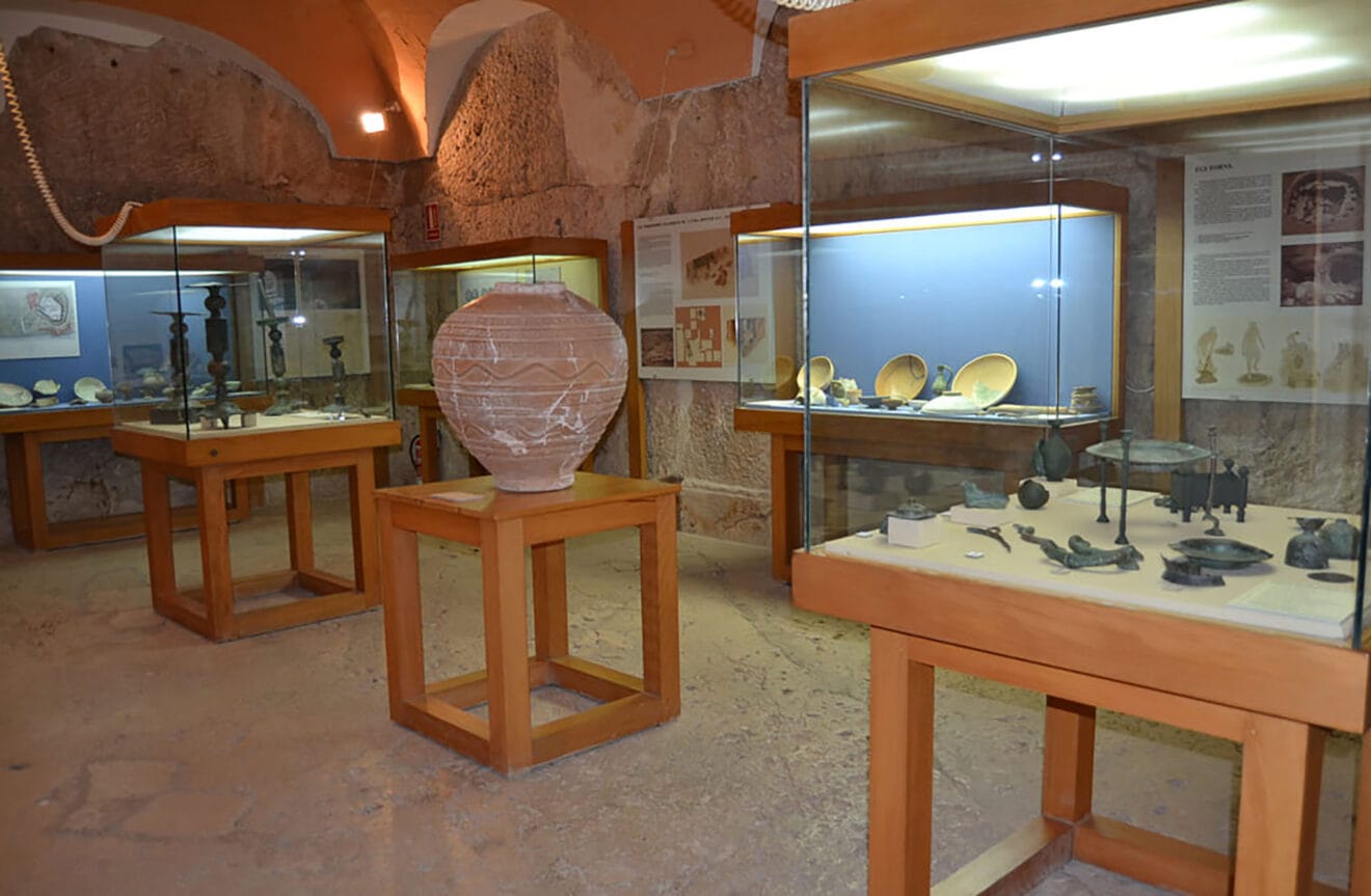 Sala del Museu Arqueològic de Dénia en su ubicación actual, con piezas expuestas sin vitrina