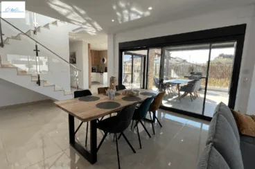 Salón conectado al exterior