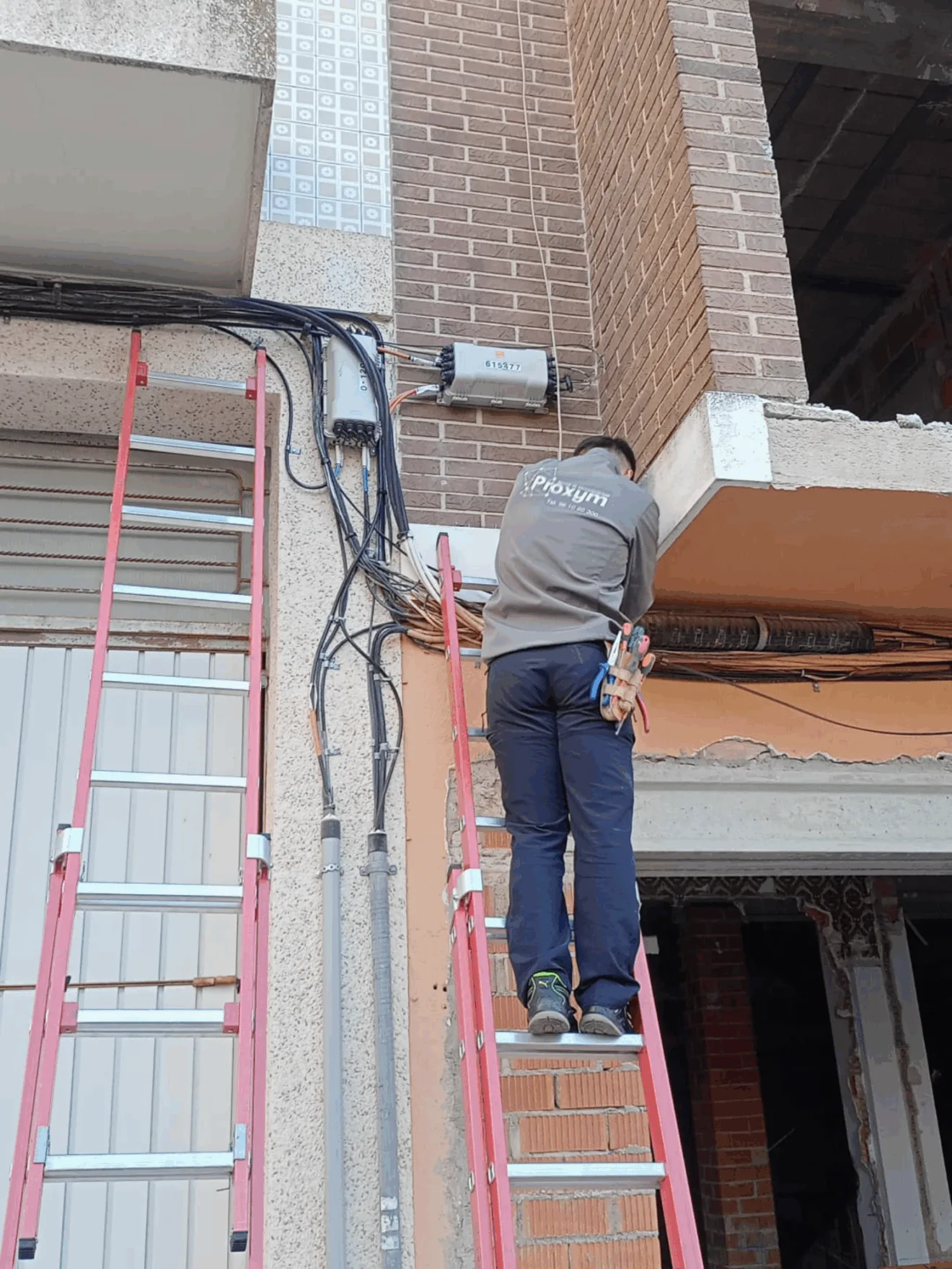 Técnico instalador de cable de red