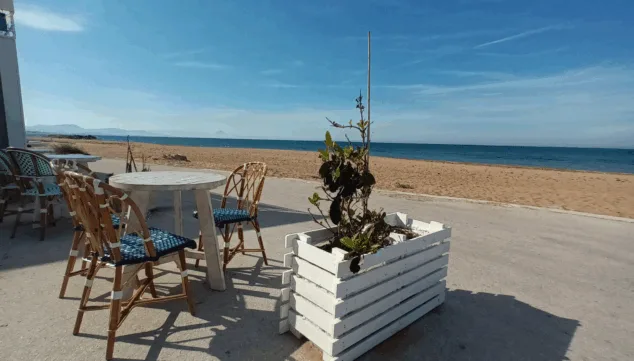 terraza ubicada frente al mar