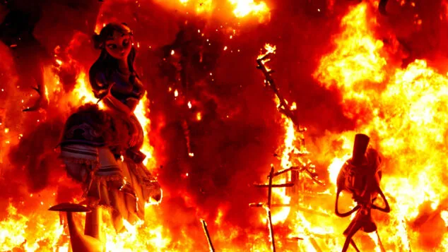 Nit de la Cremà: ¿cuándo y en qué orden se queman las Fallas de Dénia? 1 Imagen: Un monumento de Dénia es engullido por las llamas