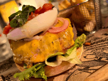 Una hamburguesa deliciosa acompañada de patatas dipper