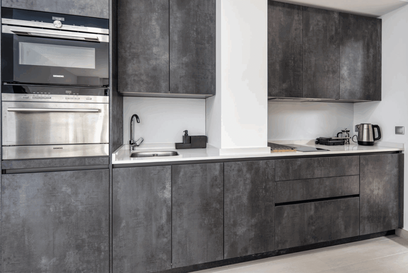 Una moderna cocina completamente equipada