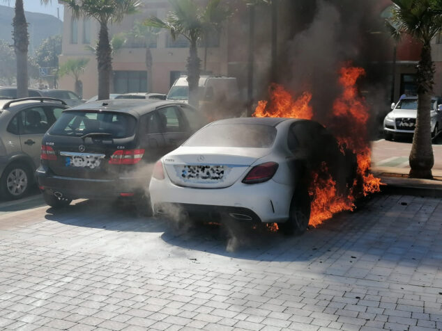 Imagen: Vehículo en llamas | Foto Policía Local Dénia
