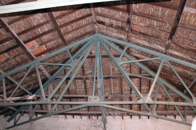 La nueva vida del Magatzem dels Anglesos, referente de la época dorada de la pasa en Dénia en el siglo XX 3 Imagen: Vigas originales del edificio de la plaza del Convent de Dénia