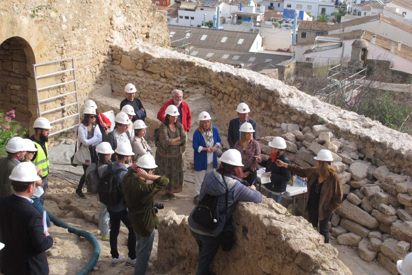 Visita de Pilar Bernabé a los trabajos del Castillo 12