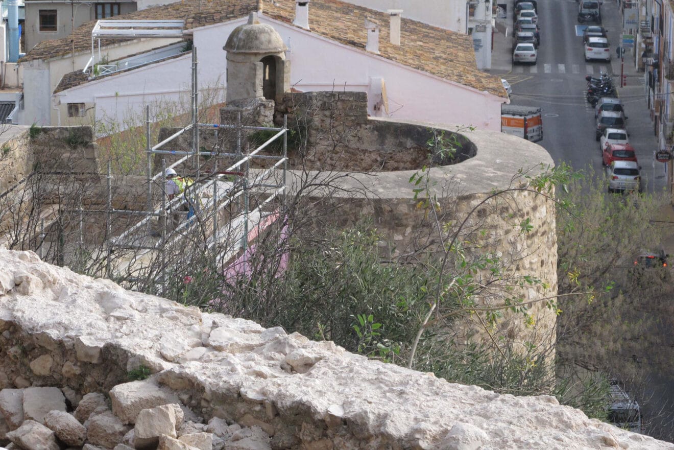 Visita de Pilar Bernabé a los trabajos del Castillo 13