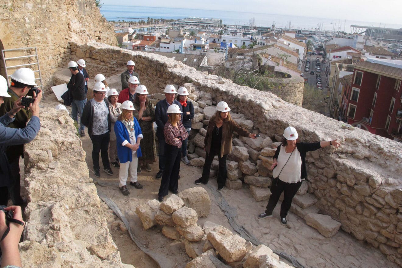 Visita de Pilar Bernabé a los trabajos del Castillo 16