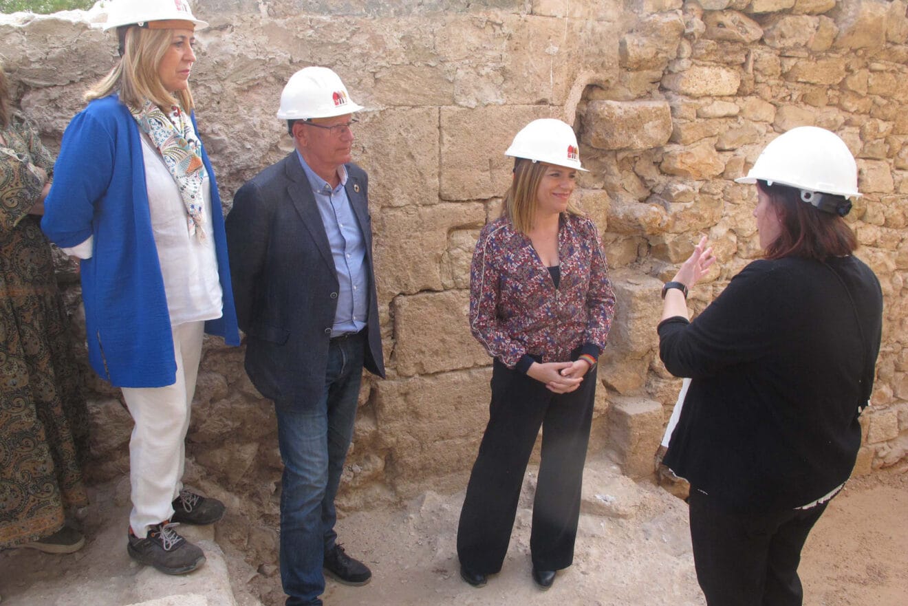Visita de Pilar Bernabé a los trabajos del Castillo 17