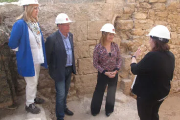 Visita de Pilar Bernabé a los trabajos del Castillo 17