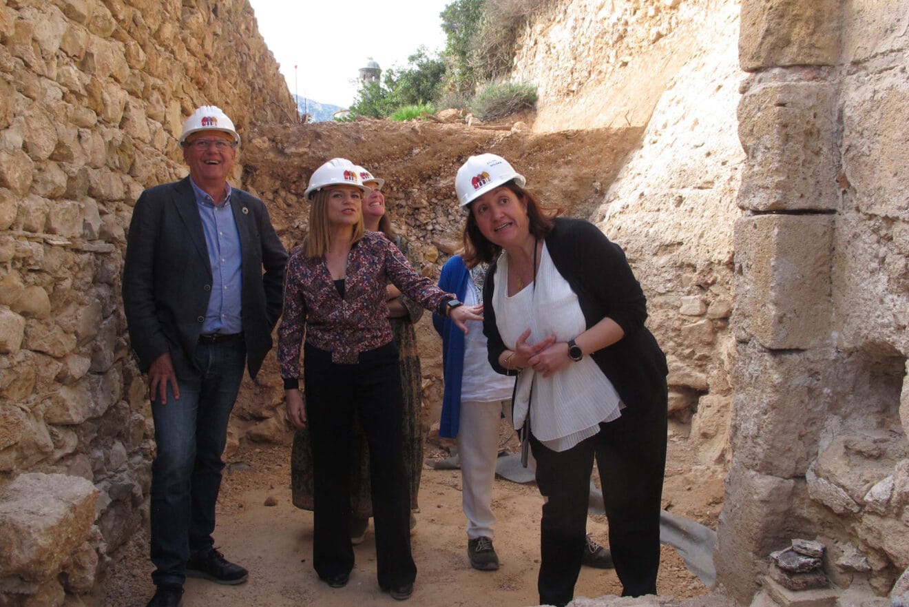 Visita de Pilar Bernabé a los trabajos del Castillo 18