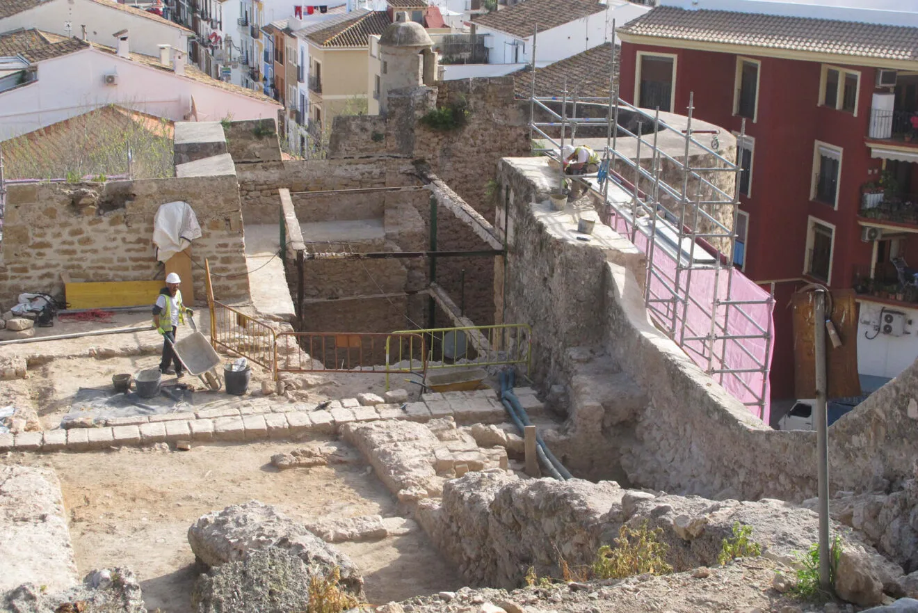 Visita de Pilar Bernabé a los trabajos del Castillo 22