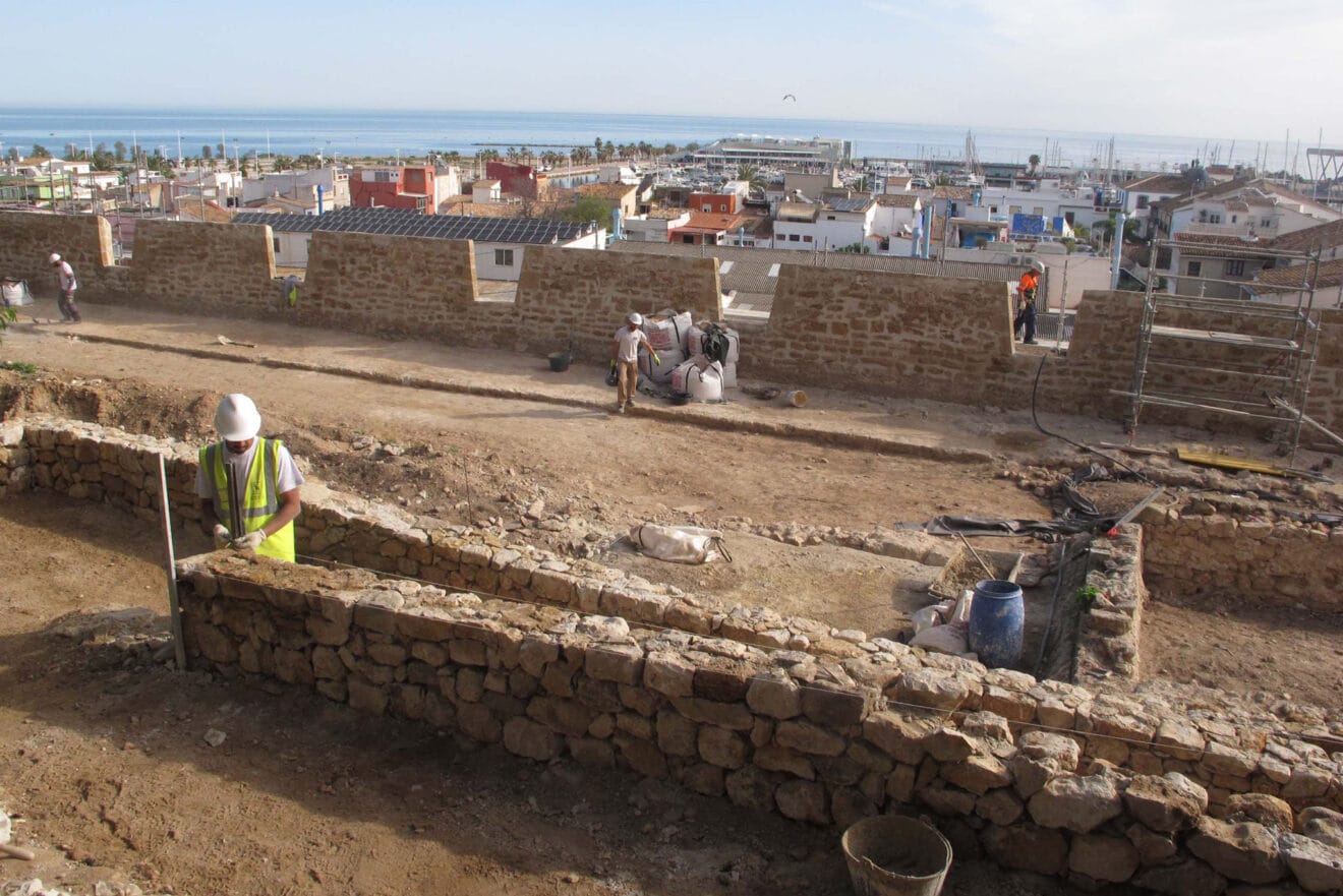 Visita de Pilar Bernabé a los trabajos del Castillo 23