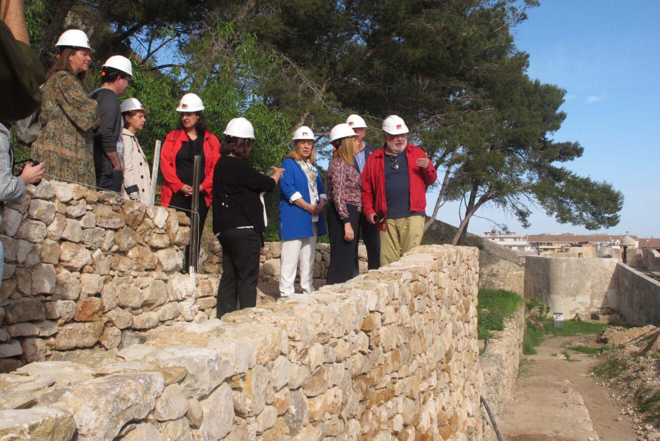 Visita de Pilar Bernabé a los trabajos del Castillo 25