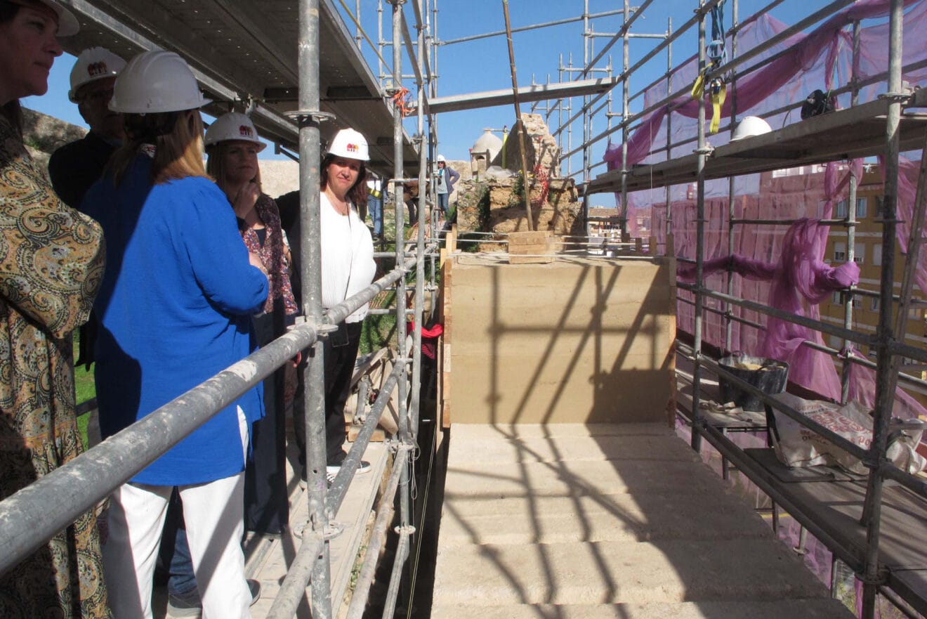 Visita de Pilar Bernabé a los trabajos del Castillo 28