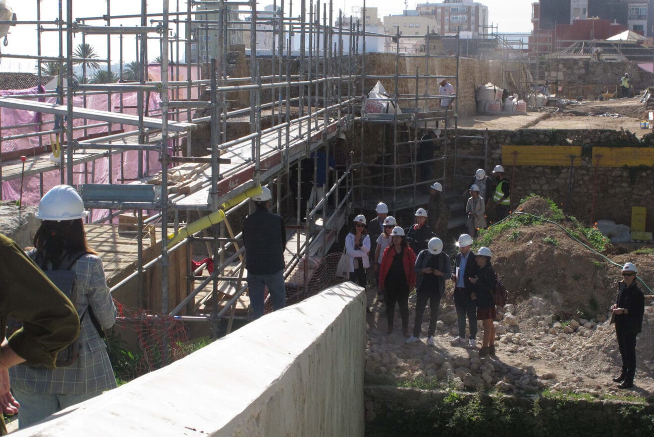 Visita de Pilar Bernabé a los trabajos del Castillo 30