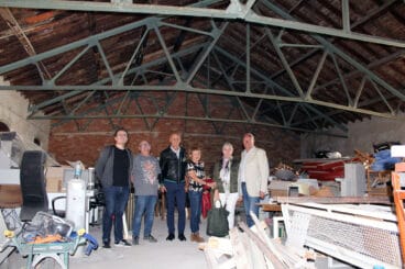 Visita del Ayuntamiento al almacén histórico de Dénia que destinarán a fines culturales
