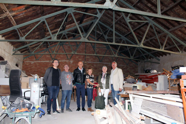 Imagen: Visita del Ayuntamiento al almacén histórico de Dénia que destinarán a fines culturales