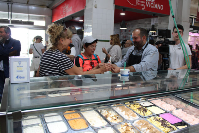 Imagen: Visitantes del Mercat de Dénia desgustando los helados de la Jornada Europea del Helado Artesano 2023