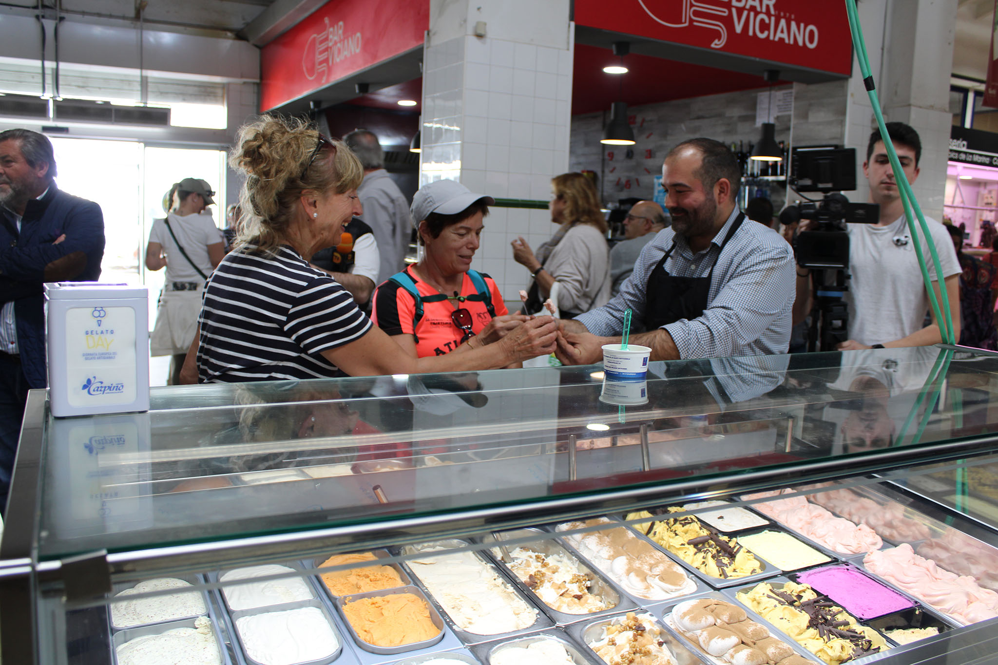 Visitantes del Mercat de Dénia desgustando los helados de la Jornada Europea del Helado Artesano 2023