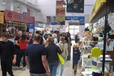 Ambiente en el interior del Mercat Municipal de Dénia