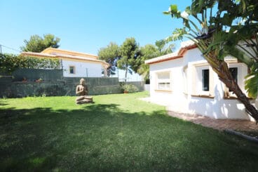 Amplio jardín de la villa