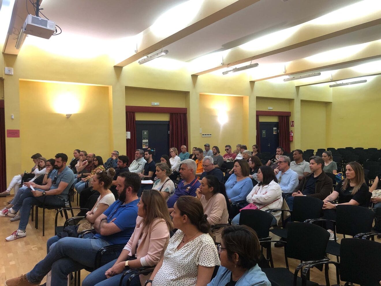 Asistentes a la reunión informativa