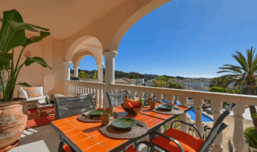 Balcón cubierto ideal para comer