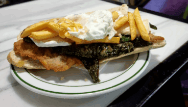 Bocadillo con carne rebozada, pimiento verde, patatas y huevo – Olimpo
