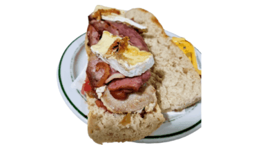 Bocadillo de lomo, bacon y queso brie en Olimpo