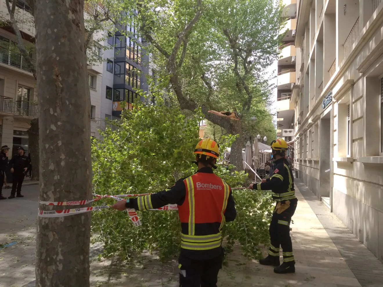 Bomberos acordonando la zona