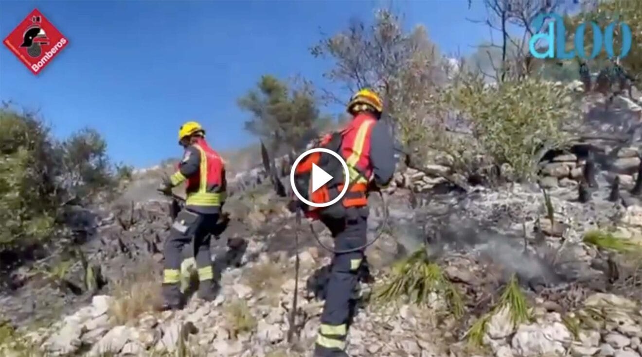Bomberos trabajando en las labores de extinción del Montgó play