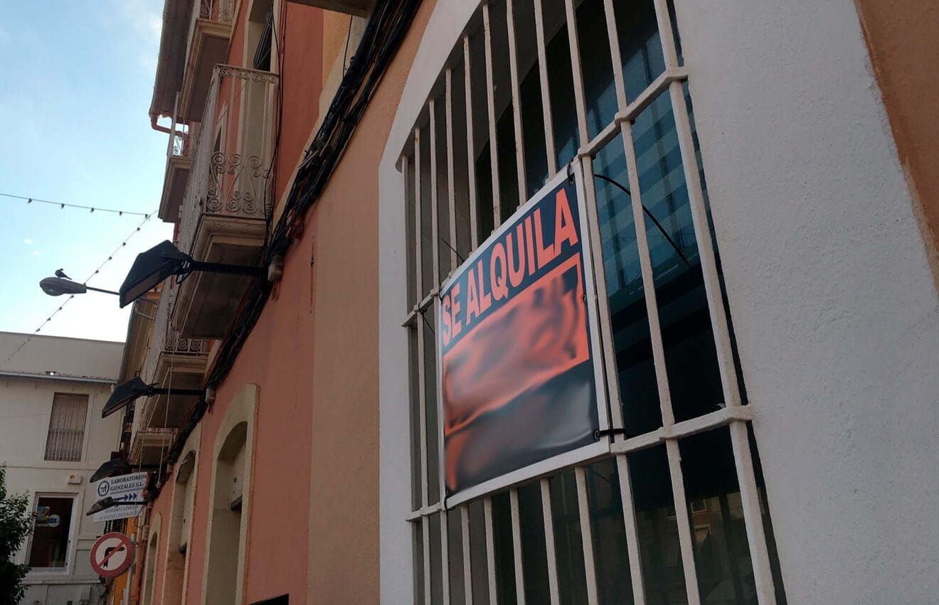 Cartel de Se Alquila en un edificio de Dénia (archivo)