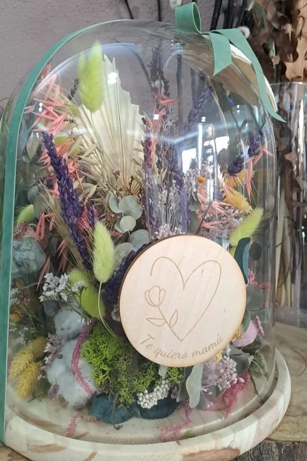 centros de flores preservadas en cupulas de cristal