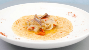 Coca de dacsa con escalivada y anchoas artesanales