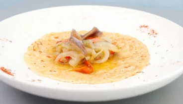 Coca de dacsa con escalivada y anchoas artesanales
