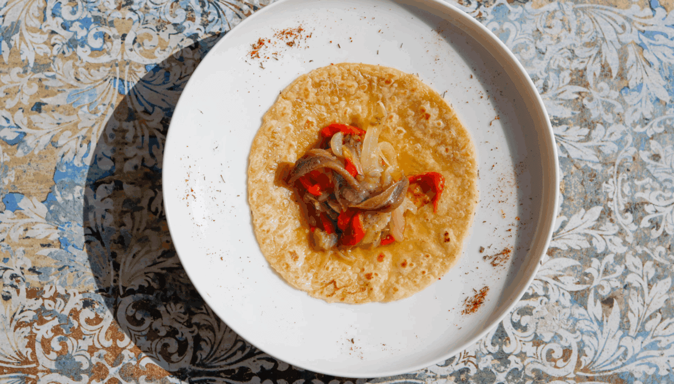 Coca de dacsa con escalivada y anchoas - Tradició