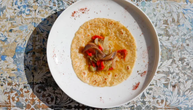 Tradició Dénia 3 coca de dacsa con escalivada y anchoas tradicio
