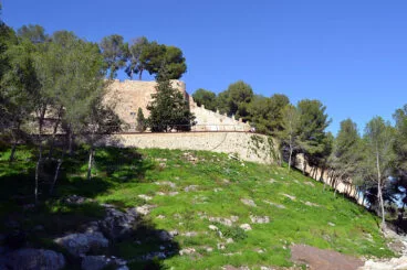 Colina verde en el terreno del Castell de Dénia