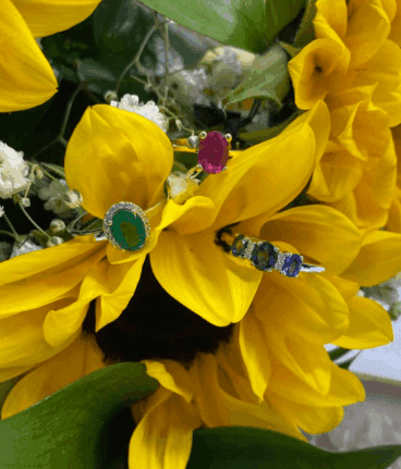 Conjunto de anillos de oro blanco y oro amarillo con brillantes, zafiro, esmeralda y rubí