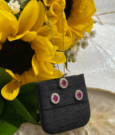 Conjunto de oro blanco pendientes y collar de brillantes y rubí