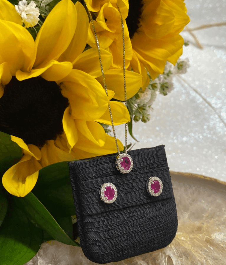 Conjunto de oro blanco pendientes y collar de brillantes y rubí