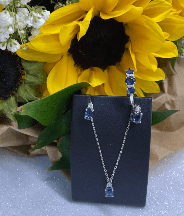 conjunto de sortija pendientes y collar de brillantes y zafiros en oro blanco