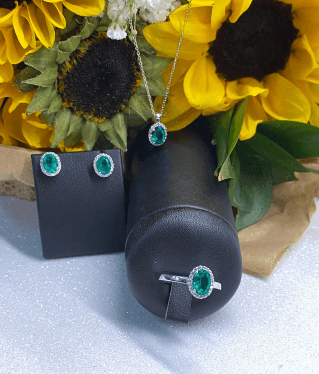 conjunto de sortija pendientes y collar de esmeralda y brillantes en oro blanco